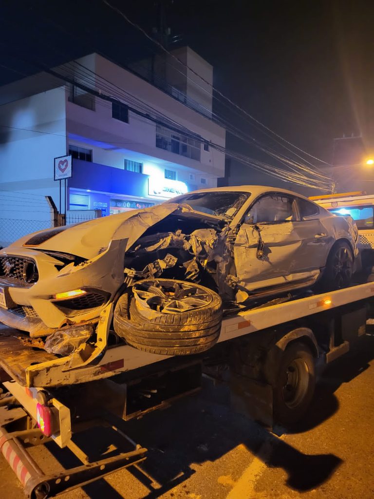 Motorista de Mustang que participava de racha causa acidente em Blumenau