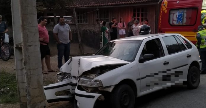 Acidente que deixou parte de Brusque sem luz deixa duas pessoas feridas