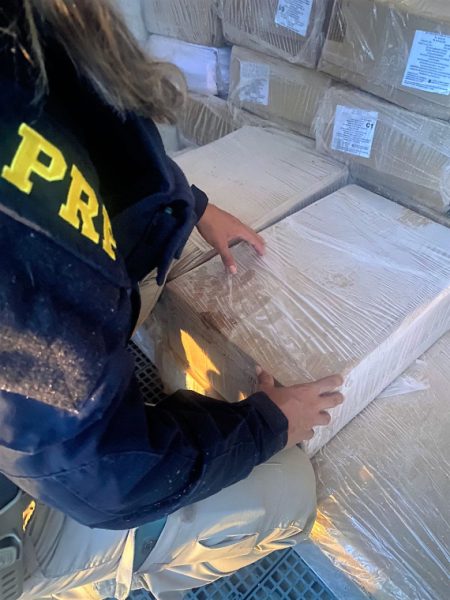 PRF localiza quatro toneladas de camarão argentino contrabandeado em Balneário Piçarras
