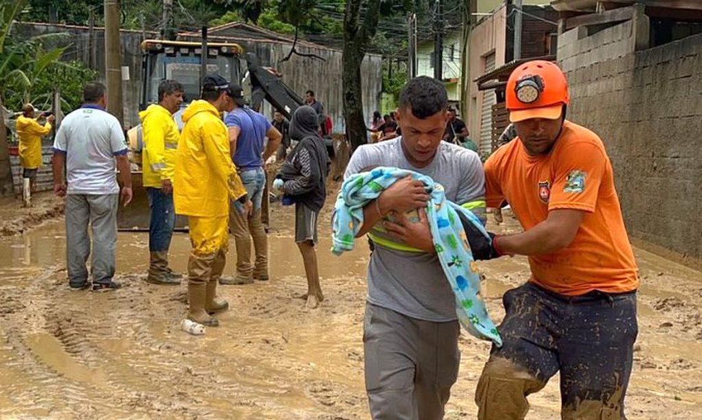 Repórter da Globo se emociona com tragédia em São Sebastião