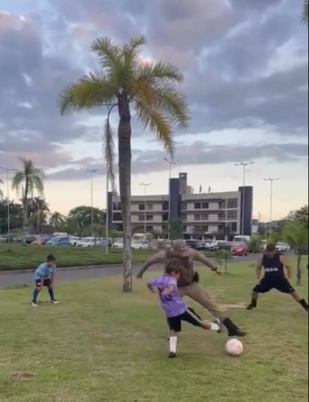 Vídeo de PM de Criciúma jogando futebol viraliza