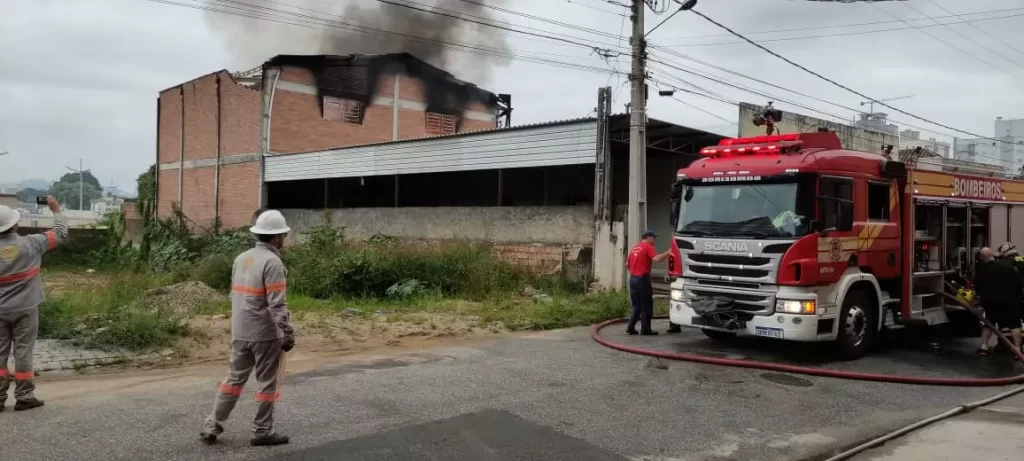Galpão de móveis pega fogo em Brusque