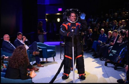 Retorno à Lua: NASA apresenta o novo traje que será usado pelos astronautas