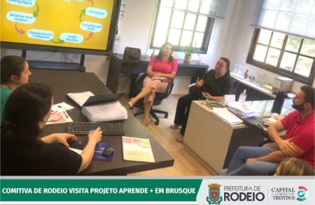 Comitiva de Rodeio visita projeto educacional “Aprende +” em Brusque