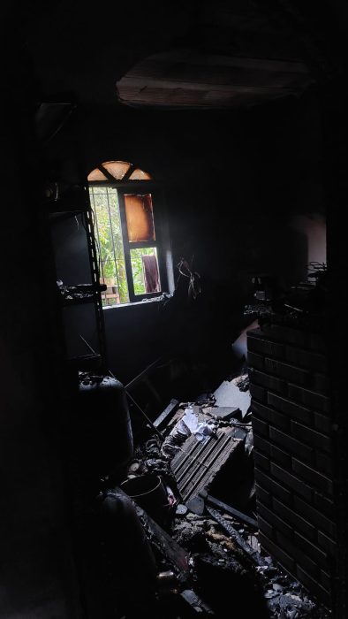 Incêndio em cômodo separado de residência fica destruído após pegar fogo em Blumenau 