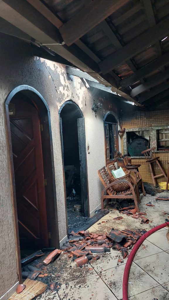 Incêndio em cômodo separado de residência fica destruído após pegar fogo em Blumenau