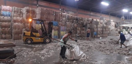 Funcionários salvam toneladas de resíduos têxteis após rápida ação durante incêndio em Gaspar