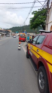 Colisão deixa motociclista com suspeita de fratura no pé em Blumenau