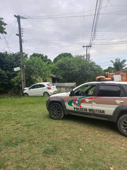 Homem é encontrado desorientado após colidir contra poste em Itapoá