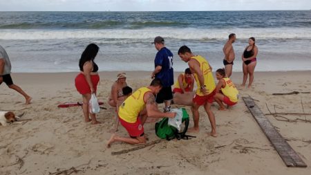 Adolescentes se afogam após serem arrastados em praia de Balneário Piçarras