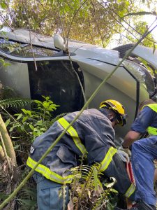 Mulher fica ferida após colidir contra poste e cair em ribanceira de Guabiruba