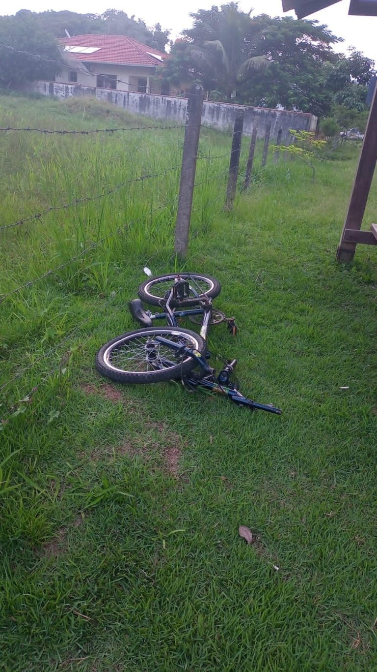 Criança tem graves ferimentos após cair de bike ao descer morro em Indaial