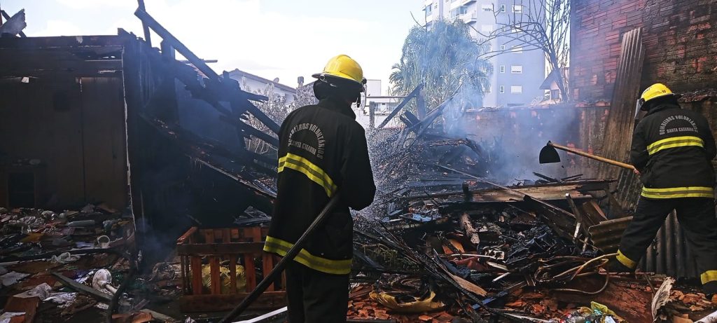 Residência em Indaial é tomada por incêndio durante a tarde