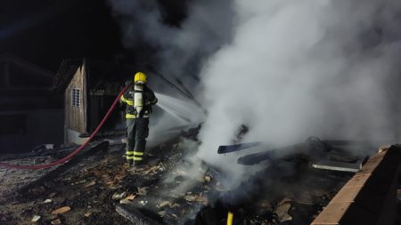 Galpão é completamente destruído após ter pegado fogo durante a madrugada em Gaspar