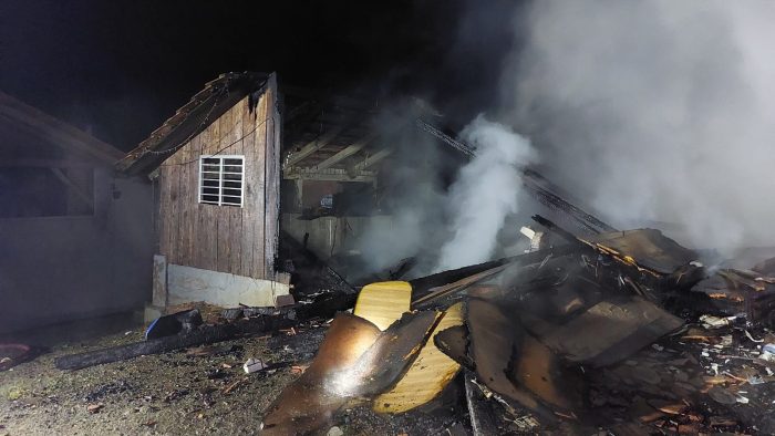 Galpão é completamente destruído após ter pegado fogo durante a madrugada em Gaspar