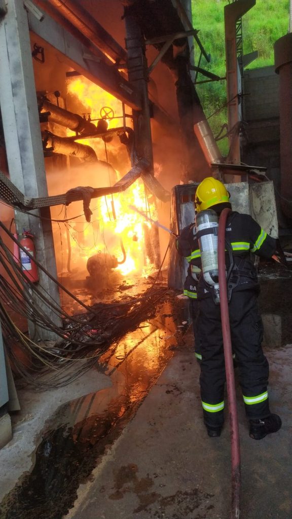 Grave incêndio em Brusque destrói empresa durante a tarde