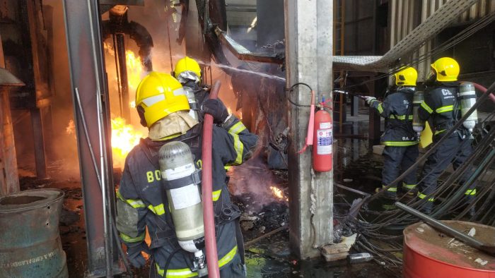 Grave incêndio em Brusque destrói empresa durante a tarde 