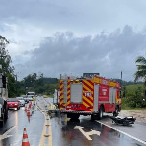 Motociclista colide contra carro e fica ferido em Gaspar