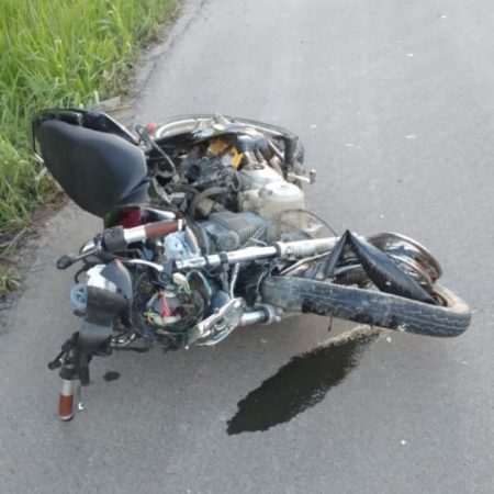 Motociclista de 19 anos morre após colidir contra caminhão em Pouso Redondo