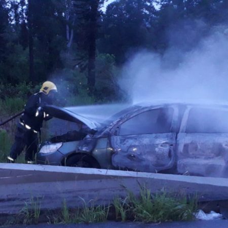 Um Volkswagen Verde ficou em chamas na BR 470 em Gaspar