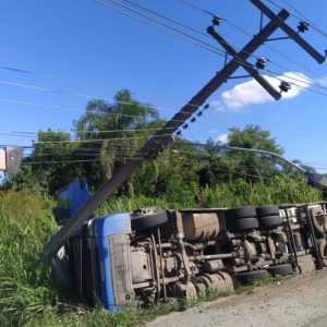 Acidente na BR470 carreta tombada