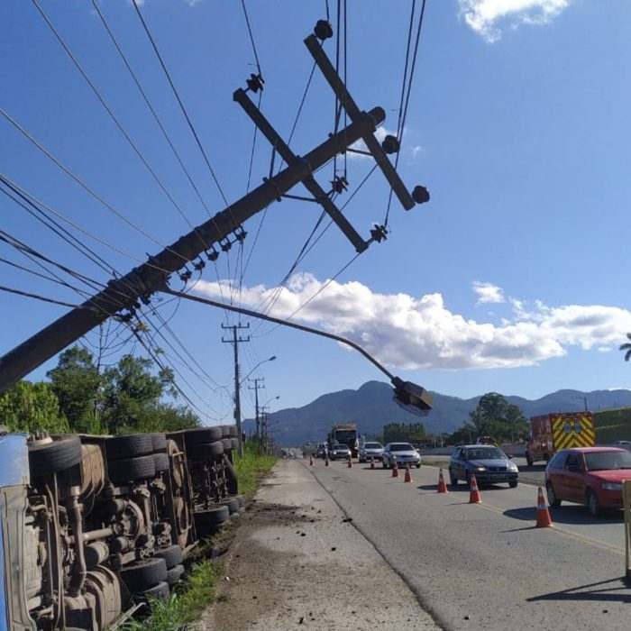 Poste caído sobre a rodovia BR 470