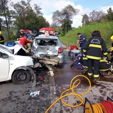 Grave acidente entre três veículos em Indaial