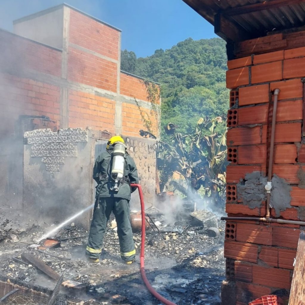 Incêndio em Blumenau atinge duas residências mistas na parte da manhã