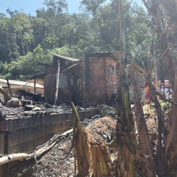 Incêndio em Blumenau atinge duas residências mistas na parte da manhã 