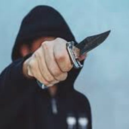 Mulher é vítima de assalto com homem armado de faca em Blumenau