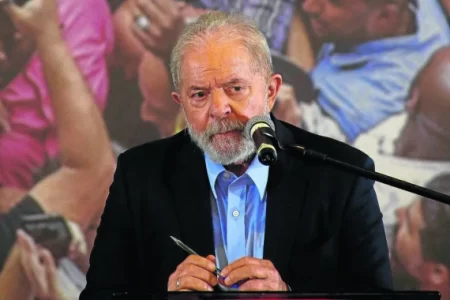 Lula adia viagem a China por conta de pneumonia