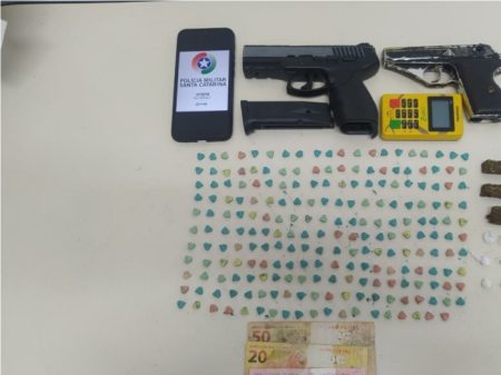 Criminoso entrega local de drogas após ser encontrado com cocaína em Blumenau