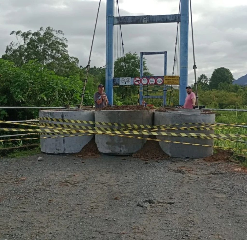 Ponte dos Expedicionários em Timbó é interditada após apresentar perigo