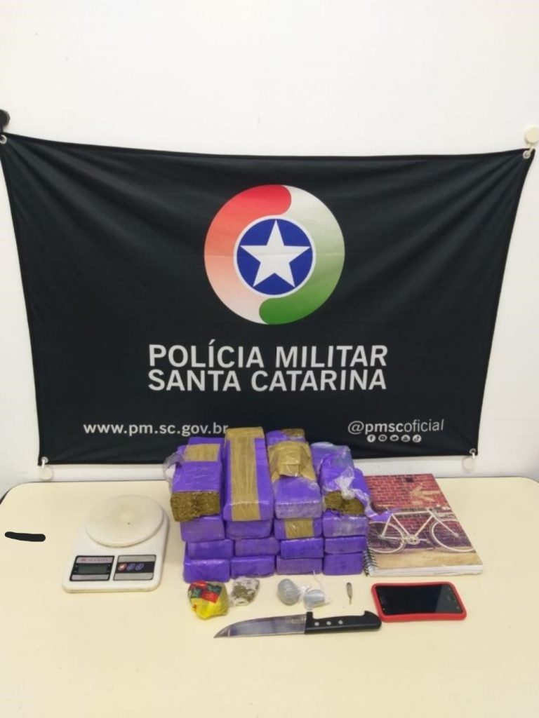 Entregador de drogas é preso após perseguição policial em Blumenau