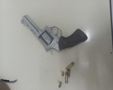 Jovem de 16 anos leva tiro após apontar arma para PMs durante abordagem em Blumenau