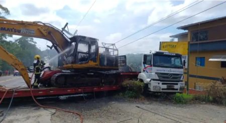 Retroescavadeira pega fogo após colidir contra poste em Taió