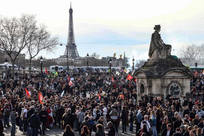 Macron sobrevive a votações contra o governo, mas reputação cai e protestos crescem