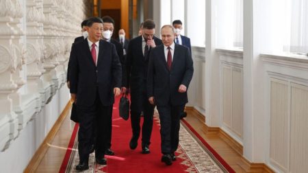 Rússia e China firmam 14 novos acordos, incluindo a troca do dólar para a moeda chinesa