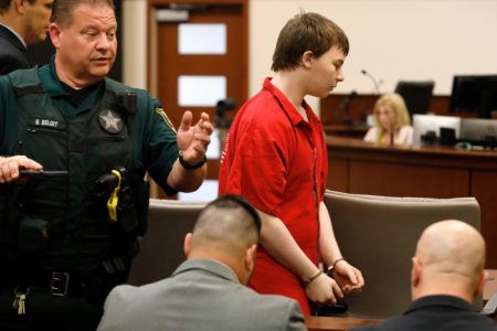 Justiça dos EUA condena jovem de 16 anos à prisão perpétua por assassinato brutal
