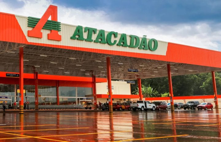 Franceses protestam contra a chegada de supermercado atacadista brasileiro