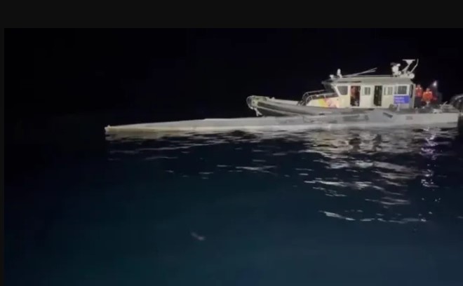 Marinha da Colômbia encontra submarino com toneladas de cocaína e dois corpos