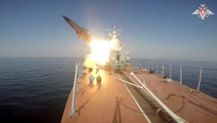 Rússia testa mísseis intercontinentais e diz que guerra 