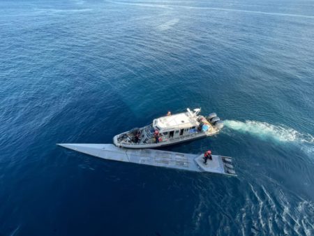 Marinha da Colômbia encontra submarino com toneladas de cocaína e dois corpos