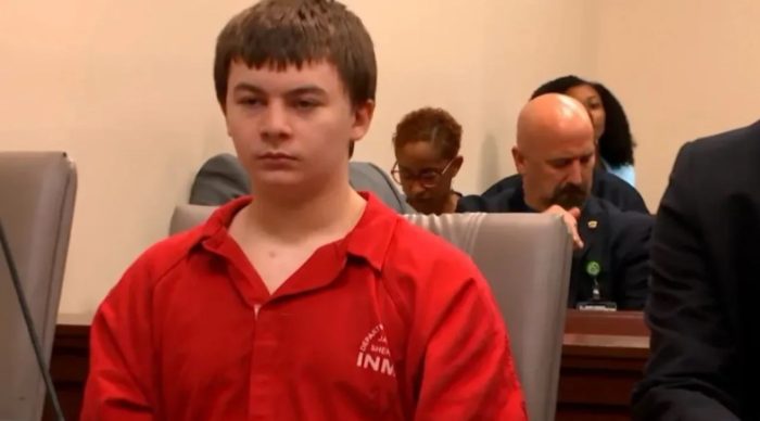 Justiça dos EUA condena jovem de 16 anos à prisão perpétua por assassinato brutal