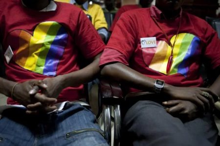 Uganda instaura lei da pena de morte e prisão perpétua para homossexuais