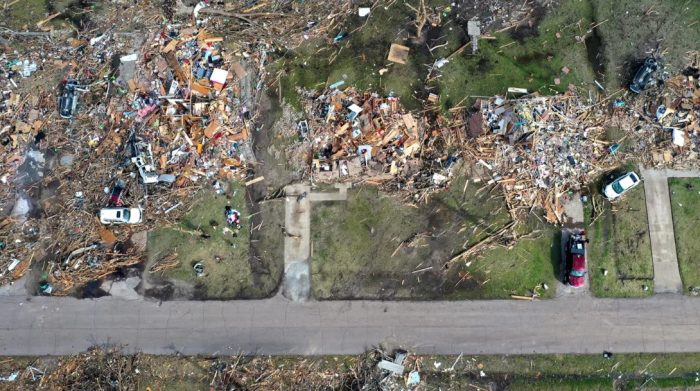 Tornado assola cidade nos EUA e deixa ambiente de 