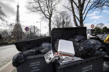 Greve de garis deixa ruas de Paris tomadas por lixo e vira parte da atração
