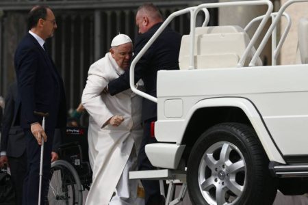 Internado com infecção respiratória, Papa Francisco trabalha do hospital, na Itália