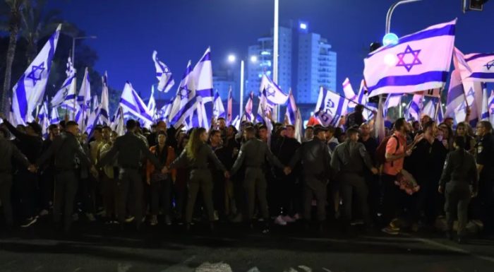 Israel mergulha em protestos contra reforma judicial e demissão do chefe da Defesa