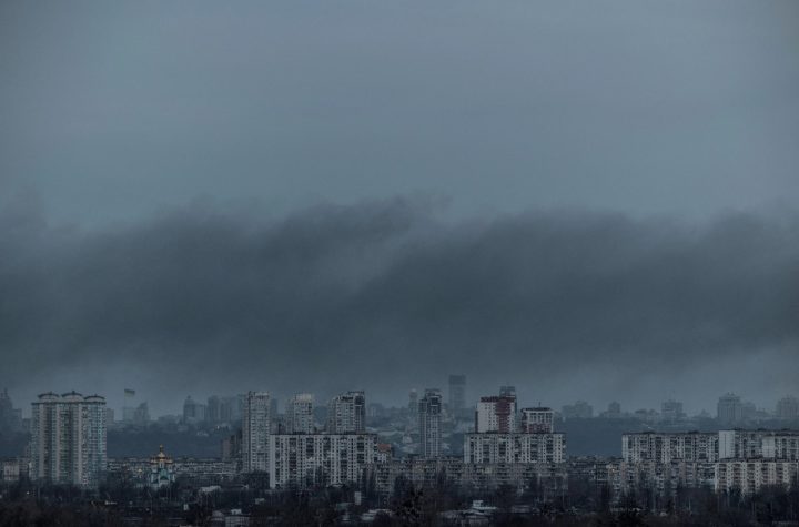 Rússia bombardeia a capital da Ucrânia, mata civis e deixa nuvens de fumaça
